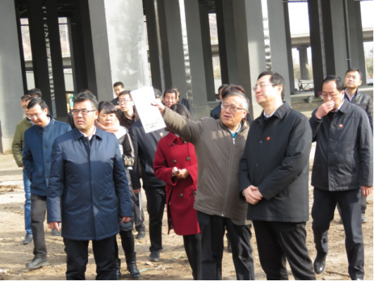 省委常委、西寧市委書(shū)記王曉在青海省物產(chǎn)集團(tuán)總公司黨委書(shū)記、總經(jīng)理王玉輝陪同下，深入青海物產(chǎn)朝陽(yáng)物流園區(qū)。
